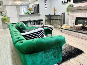 3 bedroom duplex with large outdoor space and king size bed